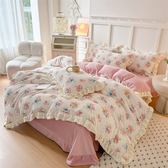 91家纺网 家纺一手货源 找家纺 艾特你 2025新款200g全工艺牛奶绒花边款四件套吊边床单 花边绒-甜美梦境