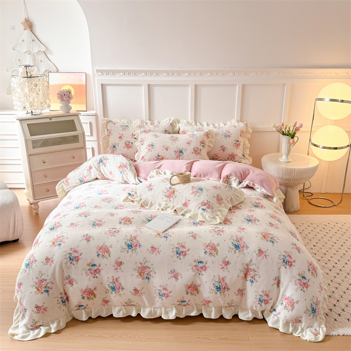 91家纺网 家纺一手货源 找家纺 艾特你 2025新款200g全工艺牛奶绒花边款四件套吊边床单 花边绒-甜美梦境