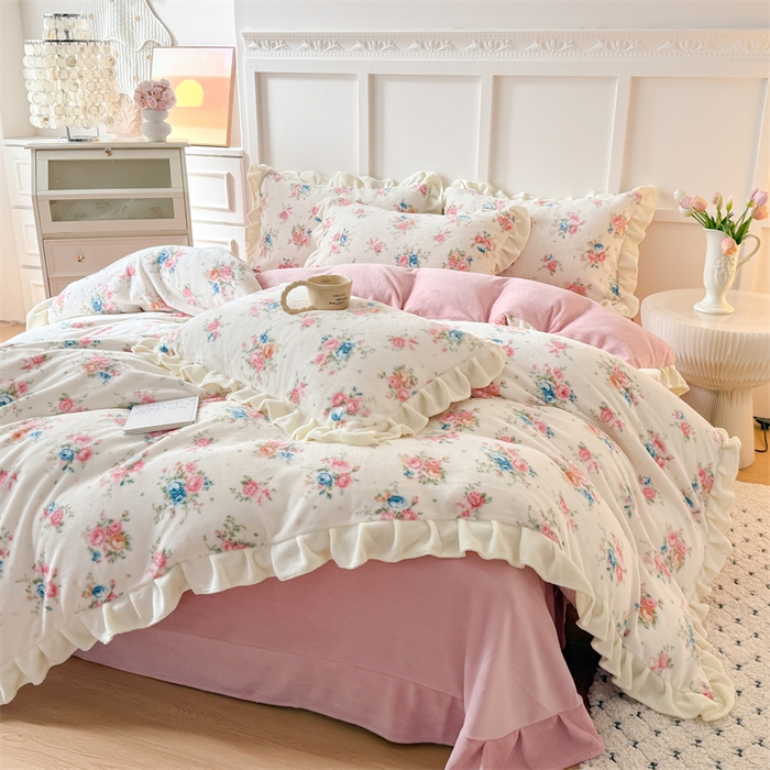 91家纺网 家纺一手货源 找家纺 艾特你 2025新款200g全工艺牛奶绒花边款四件套吊边床单 花边绒-甜美梦境