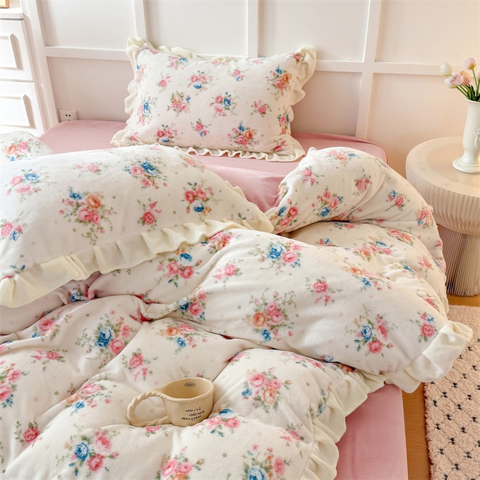 91家纺网 家纺一手货源 找家纺 艾特你 2025新款200g全工艺牛奶绒花边款四件套吊边床单 花边绒-甜美梦境