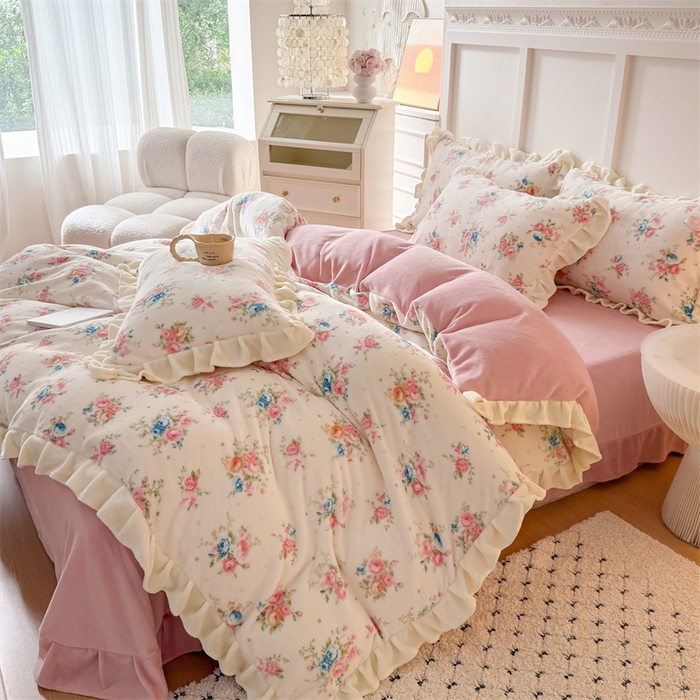 91家纺网 家纺一手货源 找家纺 艾特你 2025新款200g全工艺牛奶绒花边款四件套吊边床单 花边绒-甜美梦境