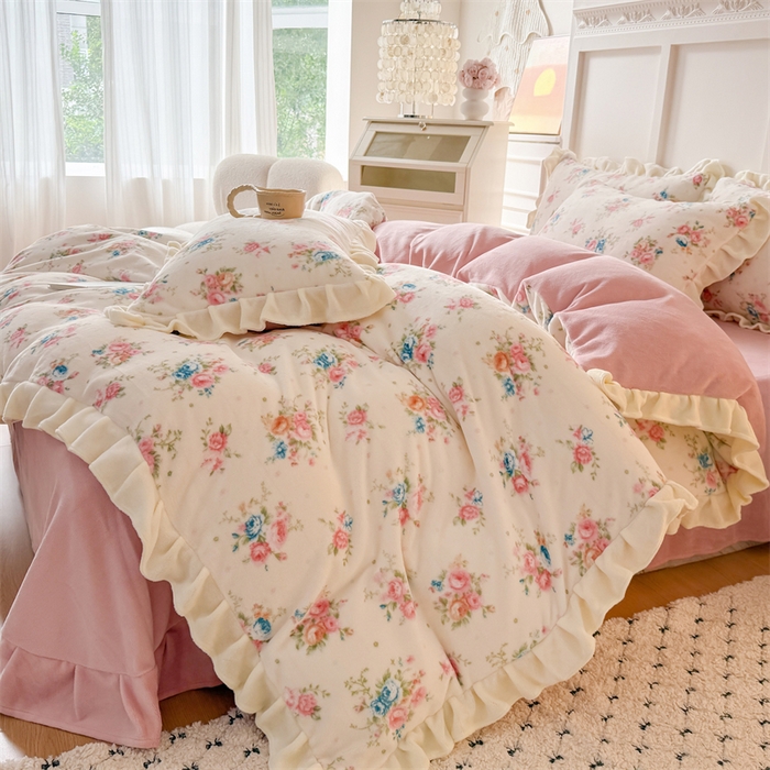 91家纺网 家纺一手货源 找家纺 艾特你 2025新款200g全工艺牛奶绒花边款四件套吊边床单 花边绒-甜美梦境