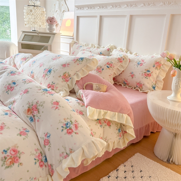 91家纺网 家纺一手货源 找家纺 艾特你 2025新款200g全工艺牛奶绒花边款四件套吊边床单 花边绒-甜美梦境