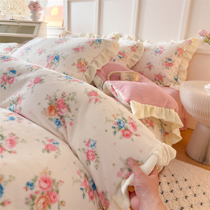 91家纺网 家纺一手货源 找家纺 艾特你 2025新款200g全工艺牛奶绒花边款四件套吊边床单 花边绒-甜美梦境