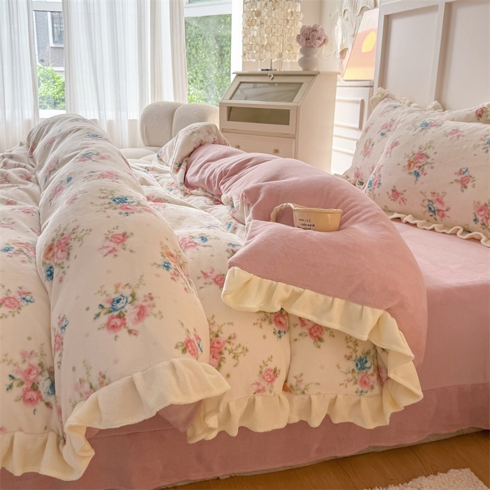 91家纺网 家纺一手货源 找家纺 艾特你 2025新款200g全工艺牛奶绒花边款四件套吊边床单 花边绒-甜美梦境