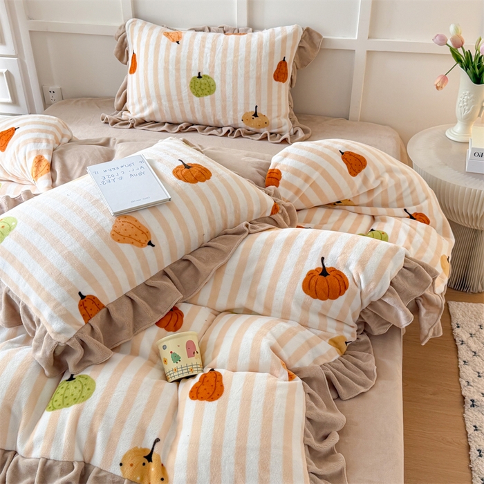 91家纺网 家纺一手货源 找家纺 艾特你 2025新款200g全工艺牛奶绒花边款四件套吊边床单 花边绒-条纹南瓜