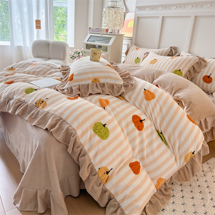 91家纺网 家纺一手货源 找家纺 艾特你 2025新款200g全工艺牛奶绒花边款四件套吊边床单 花边绒-条纹南瓜