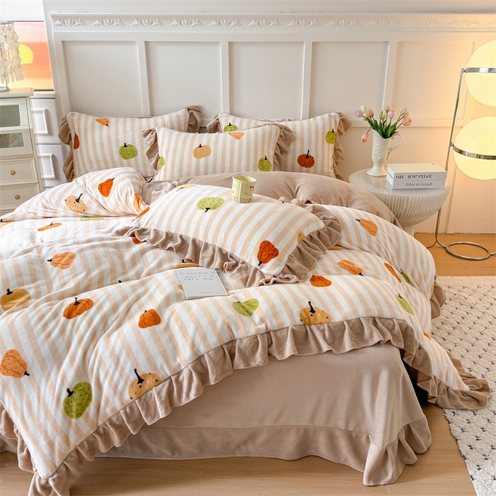 91家纺网 家纺一手货源 找家纺 艾特你 2025新款200g全工艺牛奶绒花边款四件套吊边床单 花边绒-条纹南瓜