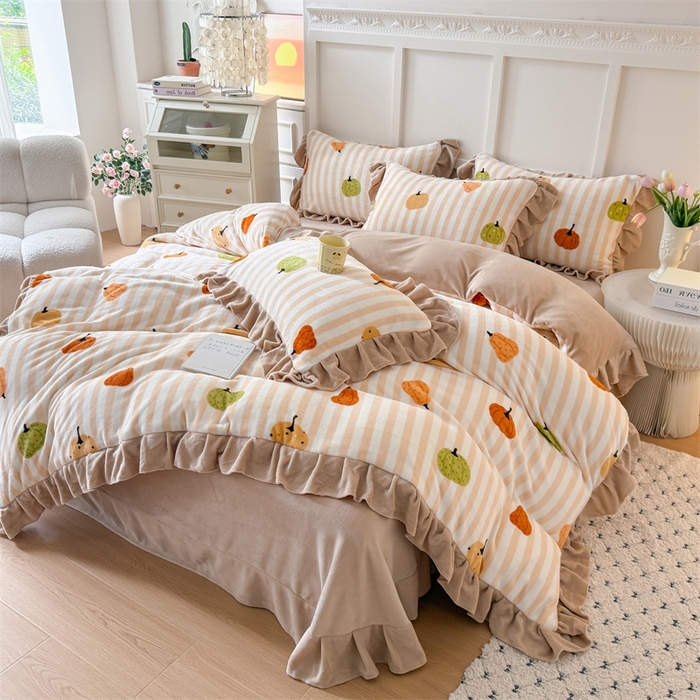 91家纺网 家纺一手货源 找家纺 艾特你 2025新款200g全工艺牛奶绒花边款四件套吊边床单 花边绒-条纹南瓜