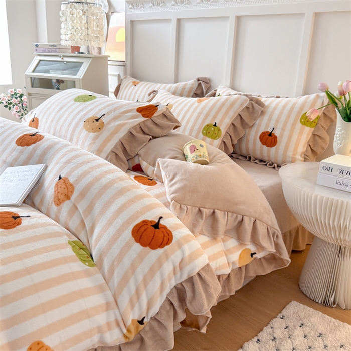 91家纺网 家纺一手货源 找家纺 艾特你 2025新款200g全工艺牛奶绒花边款四件套吊边床单 花边绒-条纹南瓜