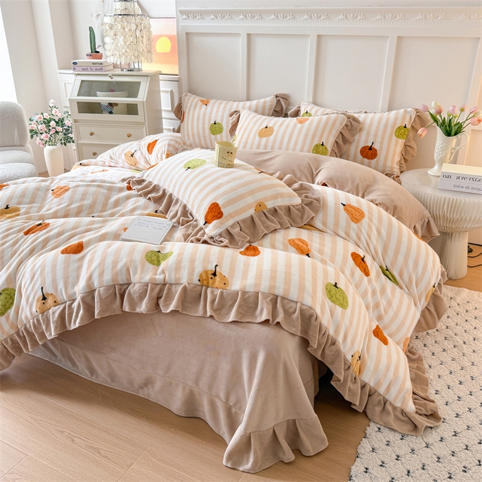 91家纺网 家纺一手货源 找家纺 艾特你 2025新款200g全工艺牛奶绒花边款四件套吊边床单 花边绒-条纹南瓜