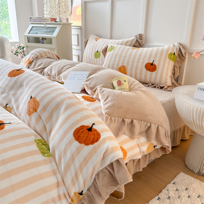 91家纺网 家纺一手货源 找家纺 艾特你 2025新款200g全工艺牛奶绒花边款四件套吊边床单 花边绒-条纹南瓜