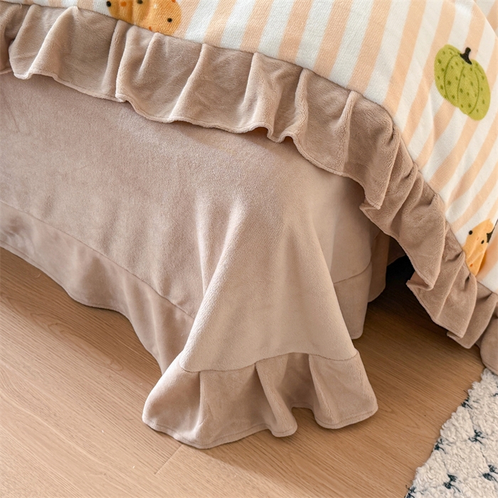 91家纺网 家纺一手货源 找家纺 艾特你 2025新款200g全工艺牛奶绒花边款四件套吊边床单 花边绒-条纹南瓜