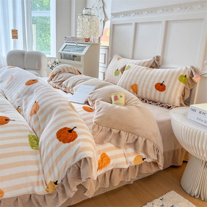 91家纺网 家纺一手货源 找家纺 艾特你 2025新款200g全工艺牛奶绒花边款四件套吊边床单 花边绒-条纹南瓜