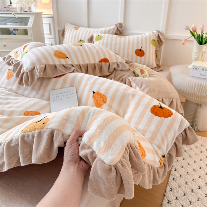 91家纺网 家纺一手货源 找家纺 艾特你 2025新款200g全工艺牛奶绒花边款四件套吊边床单 花边绒-条纹南瓜