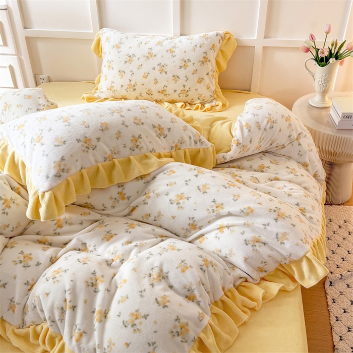 91家纺网 家纺一手货源 找家纺 艾特你 2025新款200g全工艺牛奶绒花边款四件套吊边床单 花边绒-小黄花