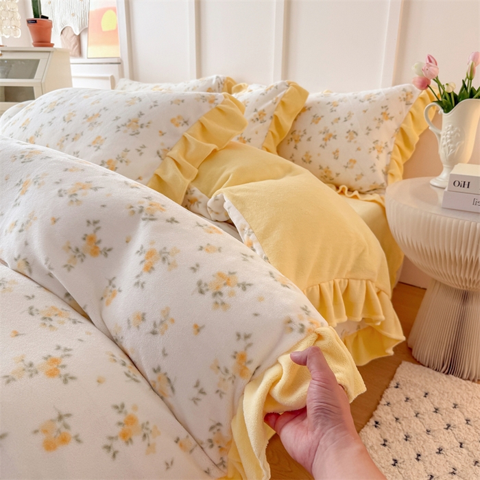 91家纺网 家纺一手货源 找家纺 艾特你 2025新款200g全工艺牛奶绒花边款四件套吊边床单 花边绒-小黄花