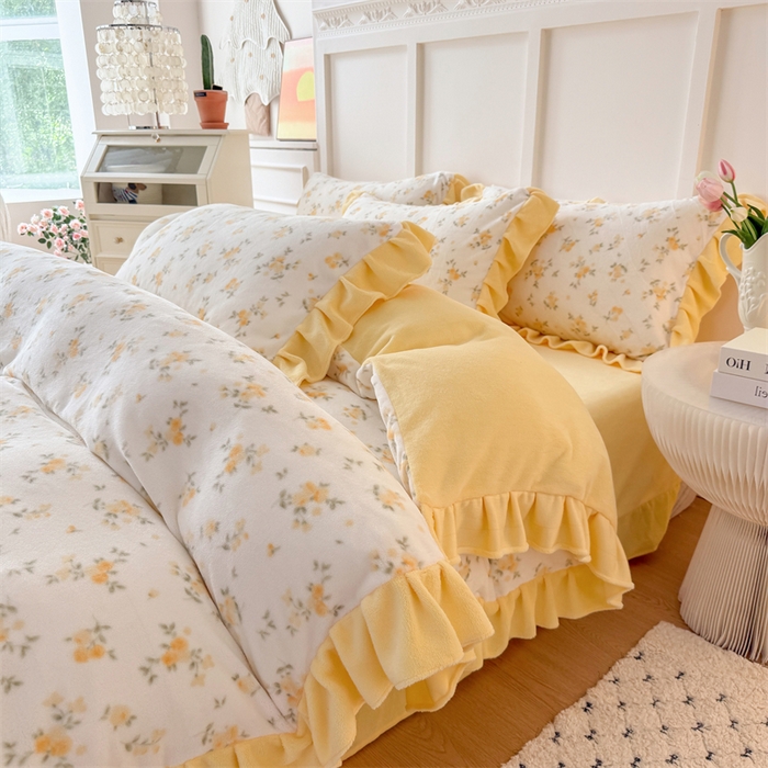 91家纺网 家纺一手货源 找家纺 艾特你 2025新款200g全工艺牛奶绒花边款四件套吊边床单 花边绒-小黄花