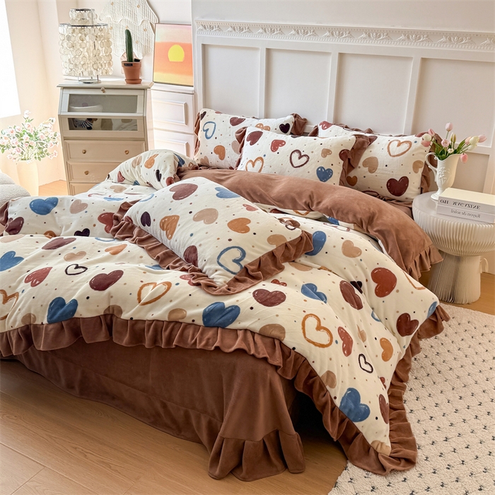 91家纺网 家纺一手货源 找家纺 艾特你 2025新款200g全工艺牛奶绒花边款四件套吊边床单 花边绒-心意