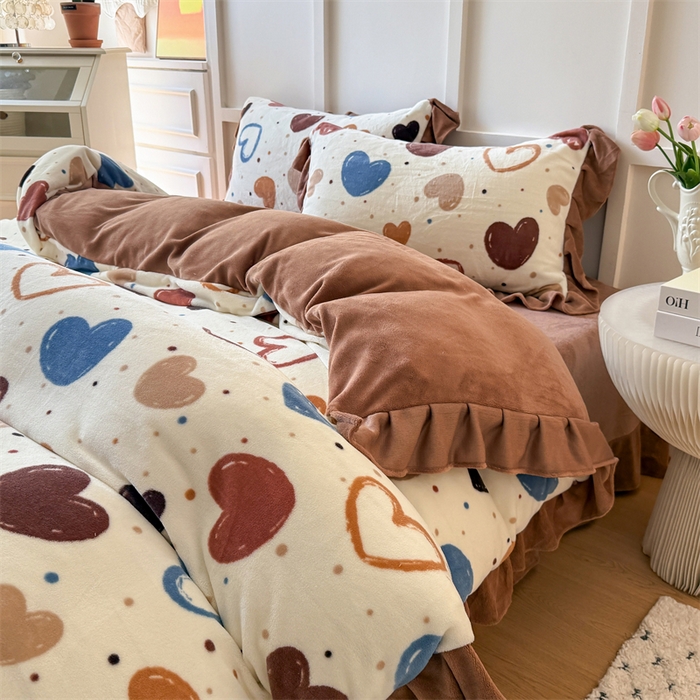 91家纺网 家纺一手货源 找家纺 艾特你 2025新款200g全工艺牛奶绒花边款四件套吊边床单 花边绒-心意