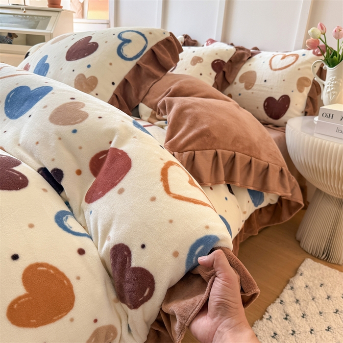 91家纺网 家纺一手货源 找家纺 艾特你 2025新款200g全工艺牛奶绒花边款四件套吊边床单 花边绒-心意