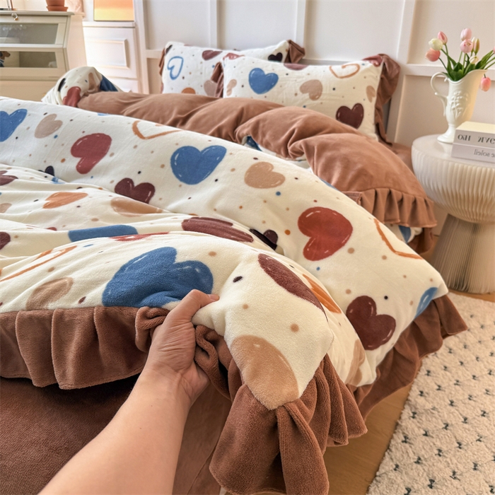 91家纺网 家纺一手货源 找家纺 艾特你 2025新款200g全工艺牛奶绒花边款四件套吊边床单 花边绒-心意