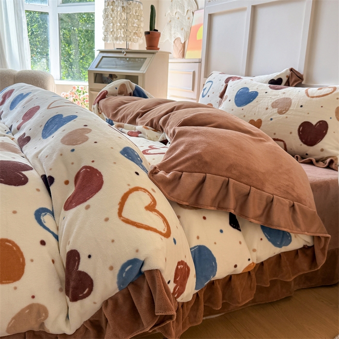 91家纺网 家纺一手货源 找家纺 艾特你 2025新款200g全工艺牛奶绒花边款四件套吊边床单 花边绒-心意