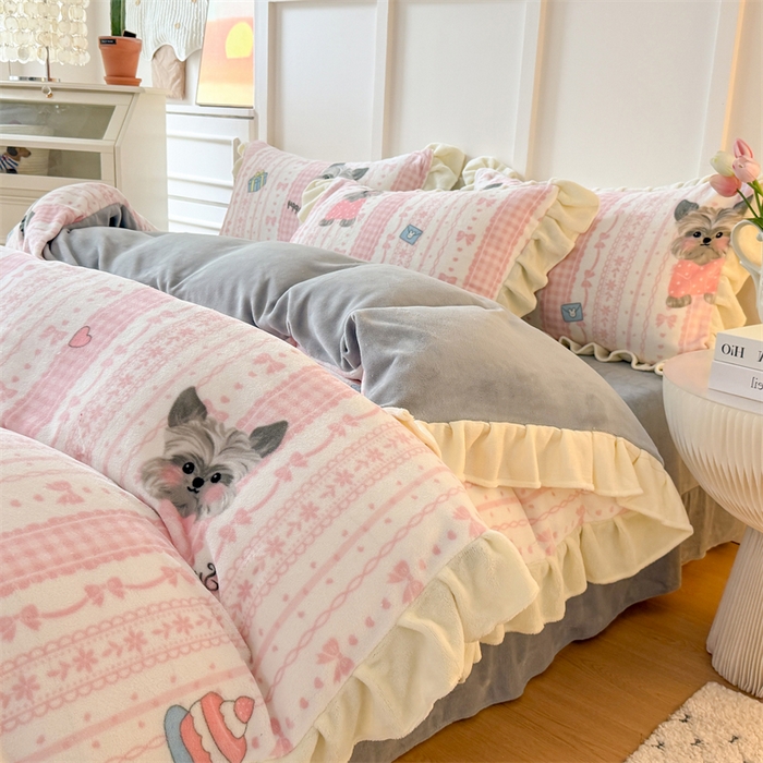 91家纺网 家纺一手货源 找家纺 艾特你 2025新款200g全工艺牛奶绒花边款四件套吊边床单 花边绒-雪纳瑞