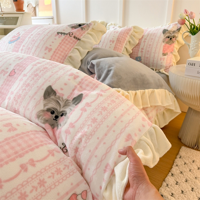 91家纺网 家纺一手货源 找家纺 艾特你 2025新款200g全工艺牛奶绒花边款四件套吊边床单 花边绒-雪纳瑞