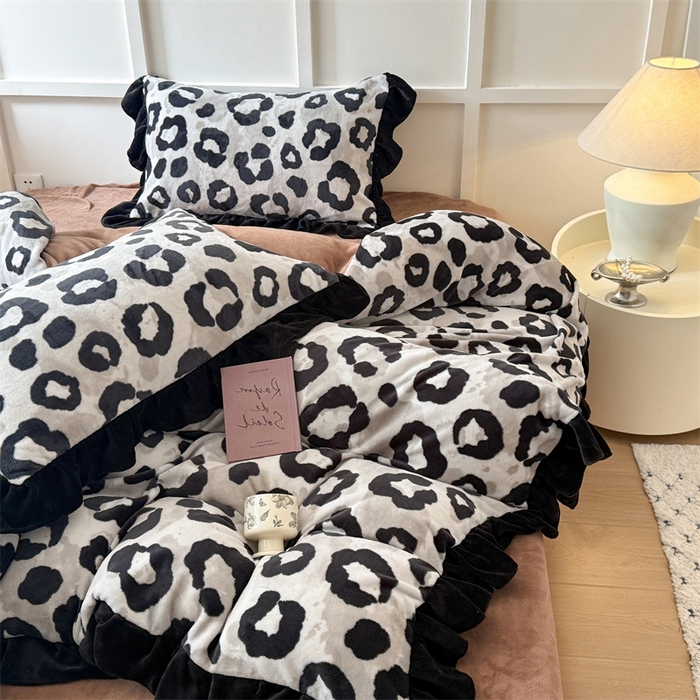 91家纺网 家纺一手货源 找家纺 艾特你 2025新款200g全工艺牛奶绒花边款四件套吊边床单 花边绒-野性