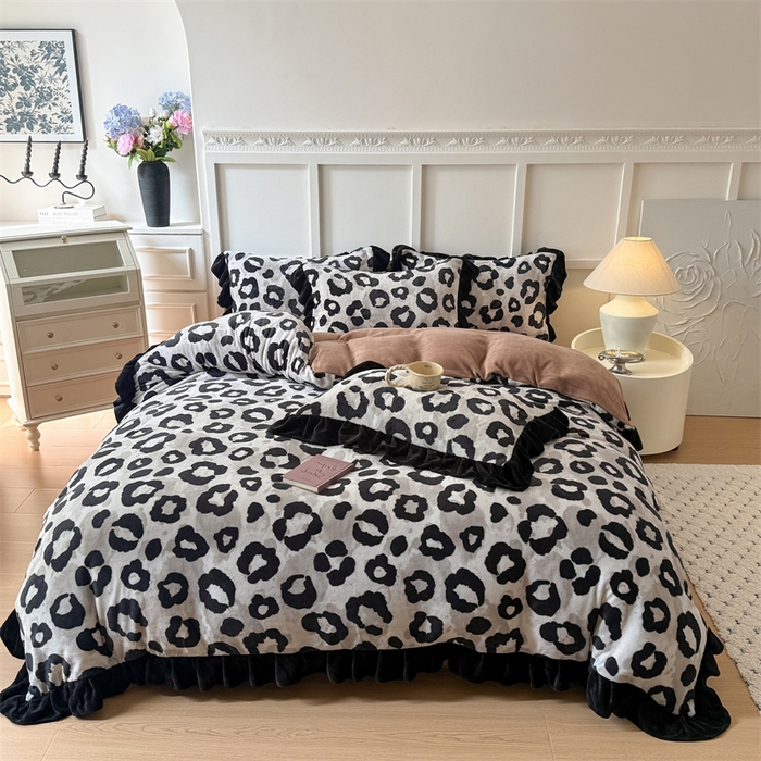 91家纺网 家纺一手货源 找家纺 艾特你 2025新款200g全工艺牛奶绒花边款四件套吊边床单 花边绒-野性