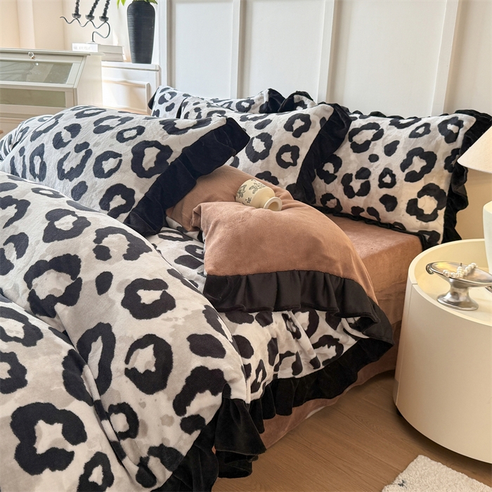 91家纺网 家纺一手货源 找家纺 艾特你 2025新款200g全工艺牛奶绒花边款四件套吊边床单 花边绒-野性