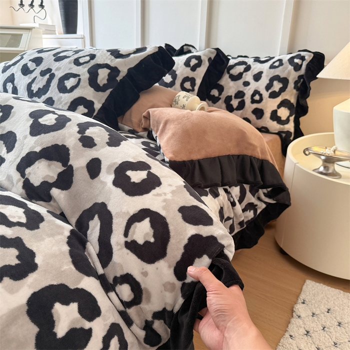 91家纺网 家纺一手货源 找家纺 艾特你 2025新款200g全工艺牛奶绒花边款四件套吊边床单 花边绒-野性