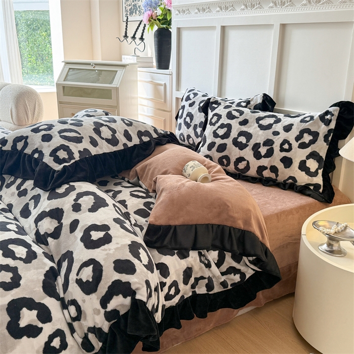 91家纺网 家纺一手货源 找家纺 艾特你 2025新款200g全工艺牛奶绒花边款四件套吊边床单 花边绒-野性