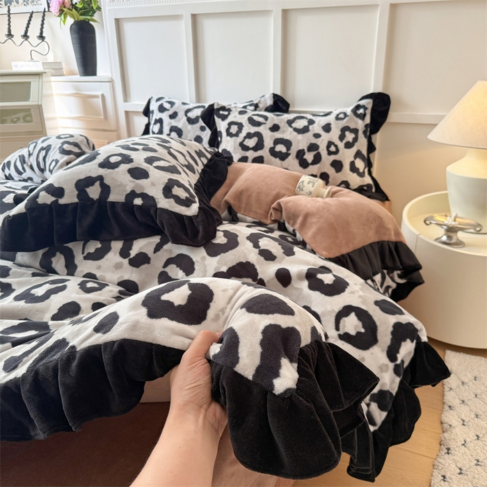 91家纺网 家纺一手货源 找家纺 艾特你 2025新款200g全工艺牛奶绒花边款四件套吊边床单 花边绒-野性