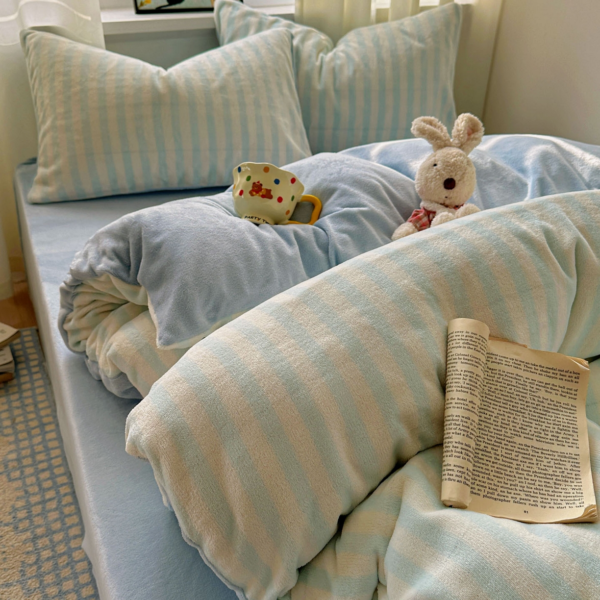 91家纺网 家纺一手货源 找家纺 繁花家居 2025新款条纹系列牛奶绒四件套 海盐蓝条