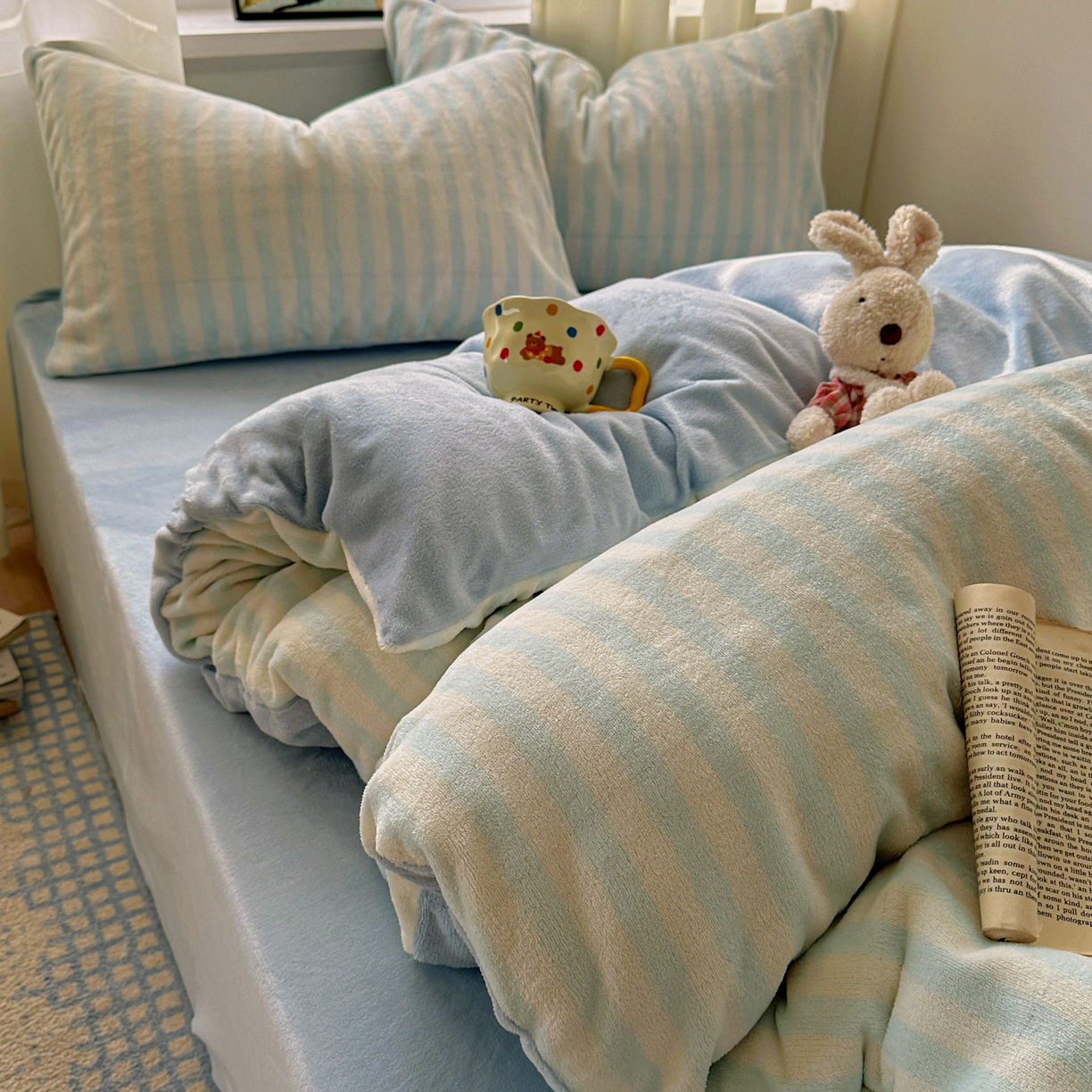 91家纺网 家纺一手货源 找家纺 繁花家居 2025新款条纹系列牛奶绒四件套 海盐蓝条