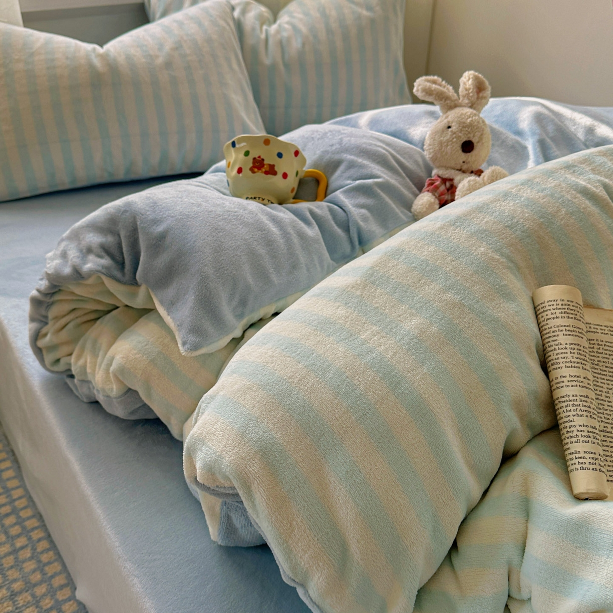 91家纺网 家纺一手货源 找家纺 繁花家居 2025新款条纹系列牛奶绒四件套 海盐蓝条