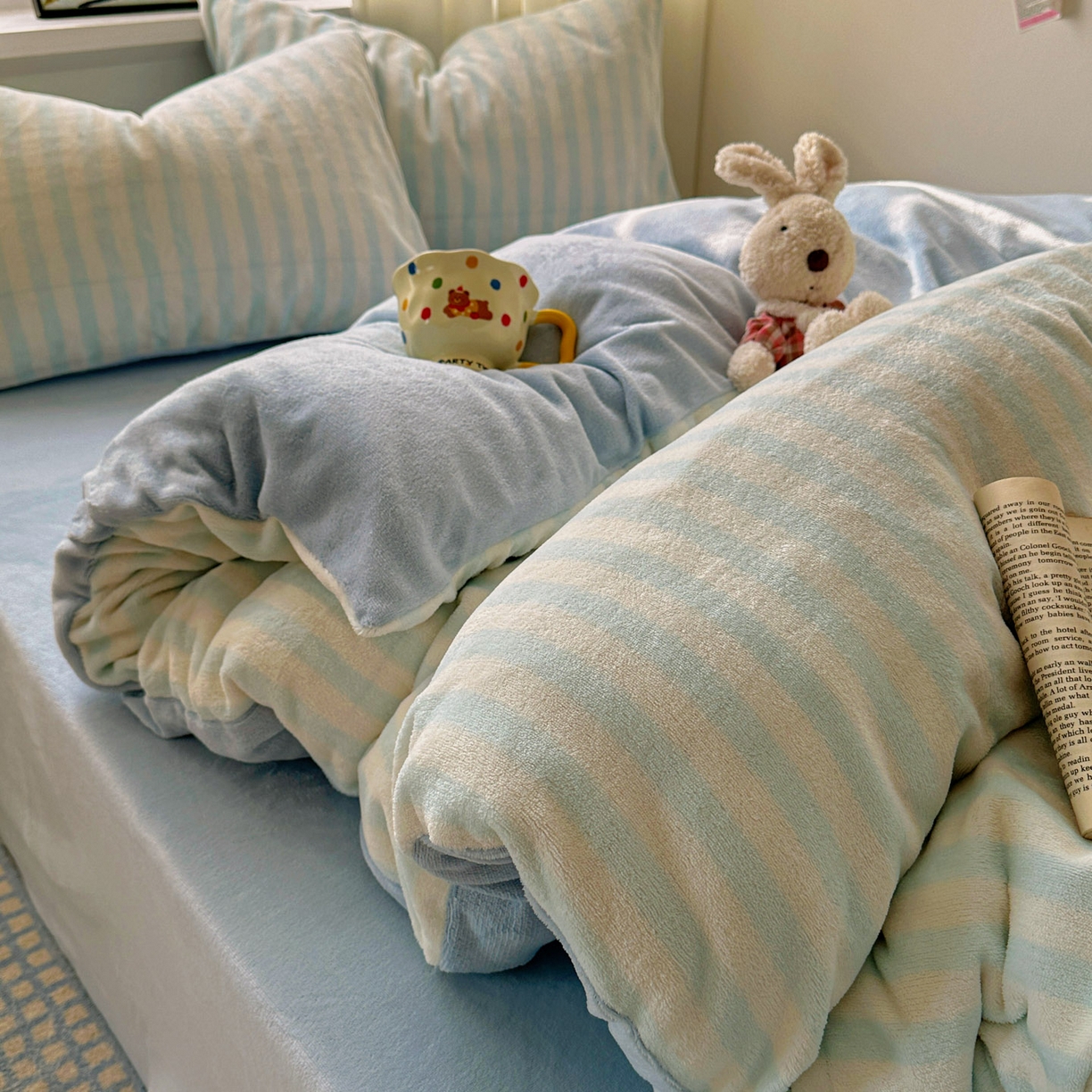 91家纺网 家纺一手货源 找家纺 繁花家居 2025新款条纹系列牛奶绒四件套 海盐蓝条