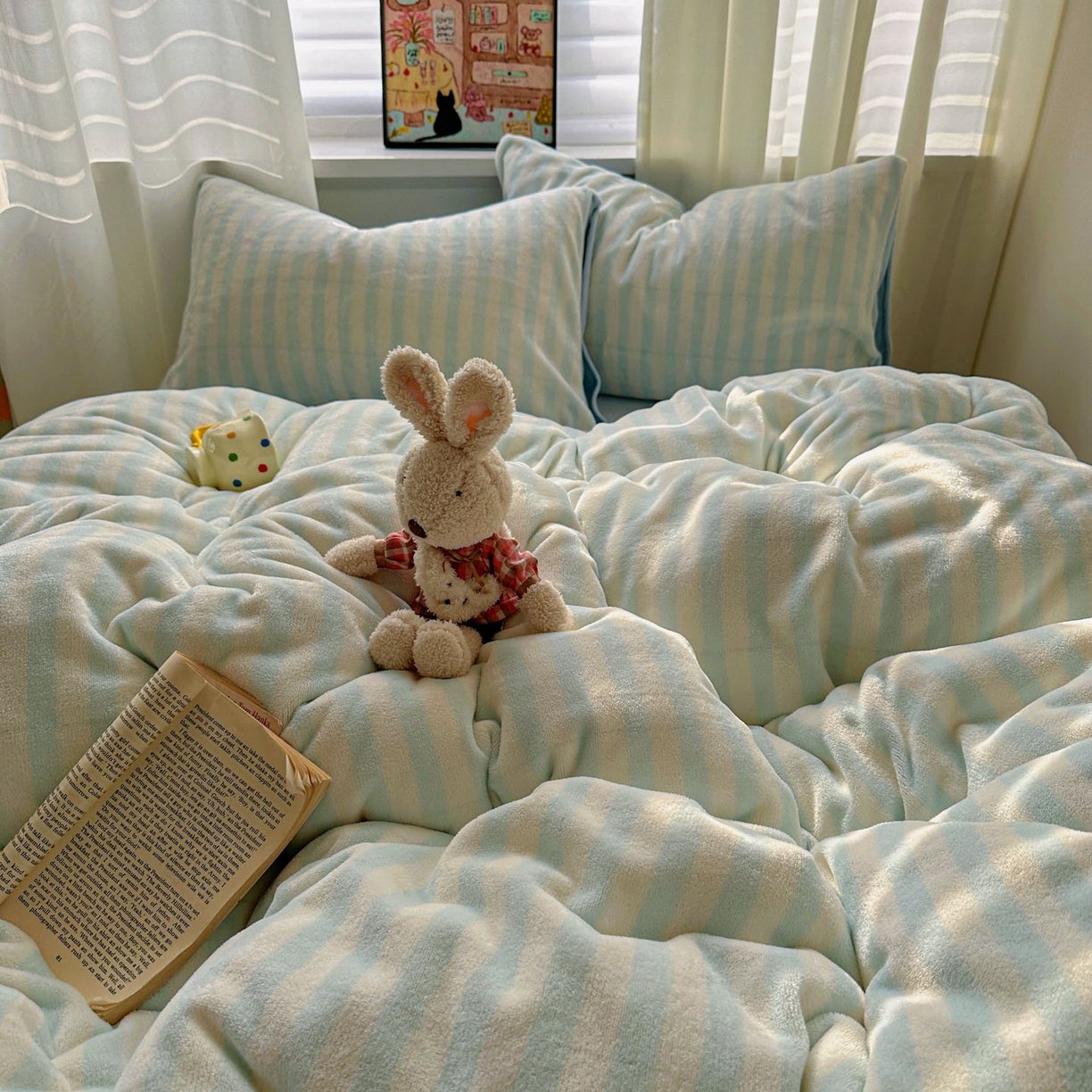 91家纺网 家纺一手货源 找家纺 繁花家居 2025新款条纹系列牛奶绒四件套 海盐蓝条