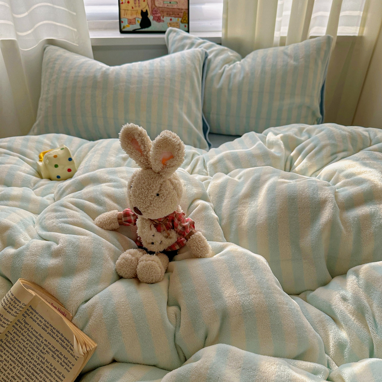 91家纺网 家纺一手货源 找家纺 繁花家居 2025新款条纹系列牛奶绒四件套 海盐蓝条