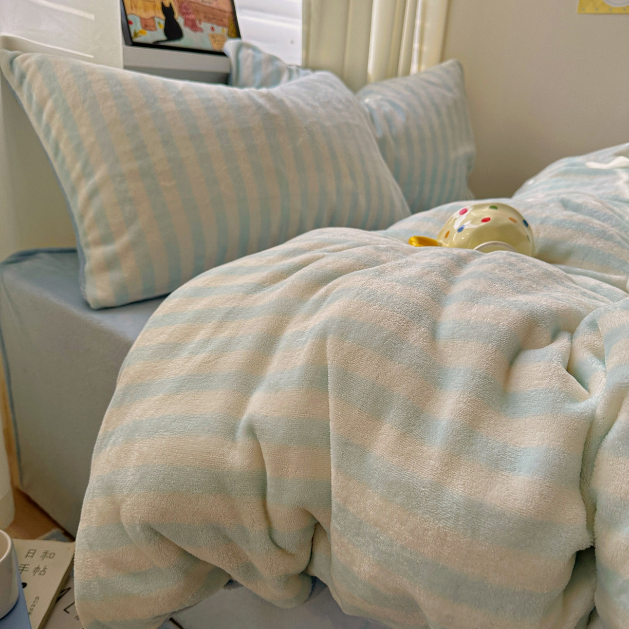 91家纺网 家纺一手货源 找家纺 繁花家居 2025新款条纹系列牛奶绒四件套 海盐蓝条