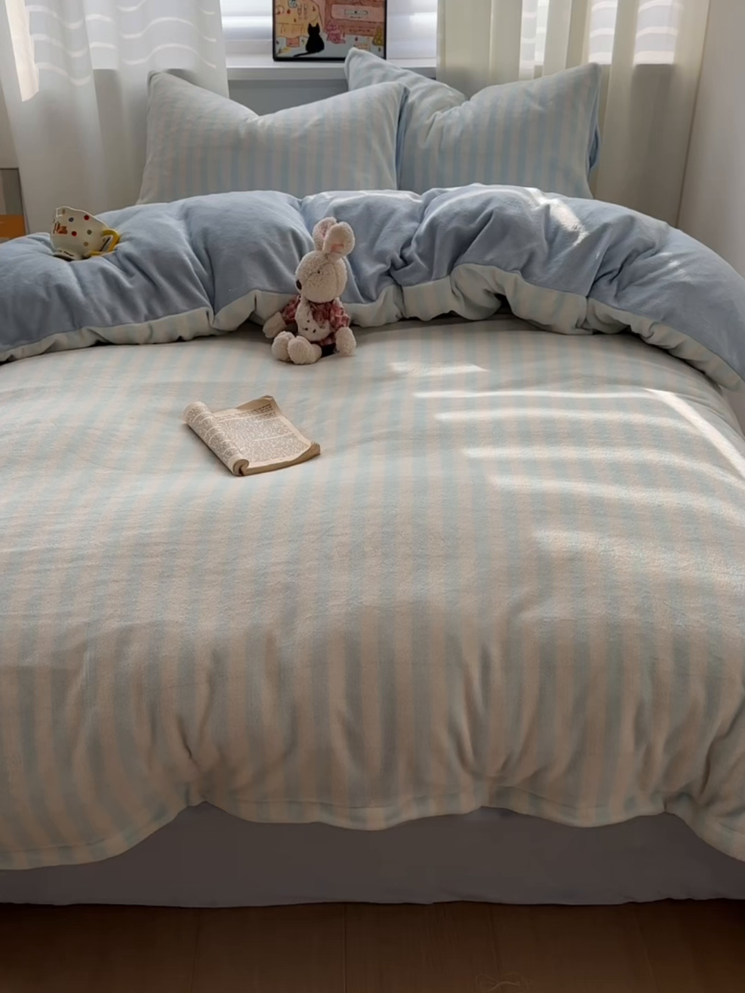 91家纺网 家纺一手货源 找家纺 繁花家居 2025新款条纹系列牛奶绒四件套 海盐蓝条