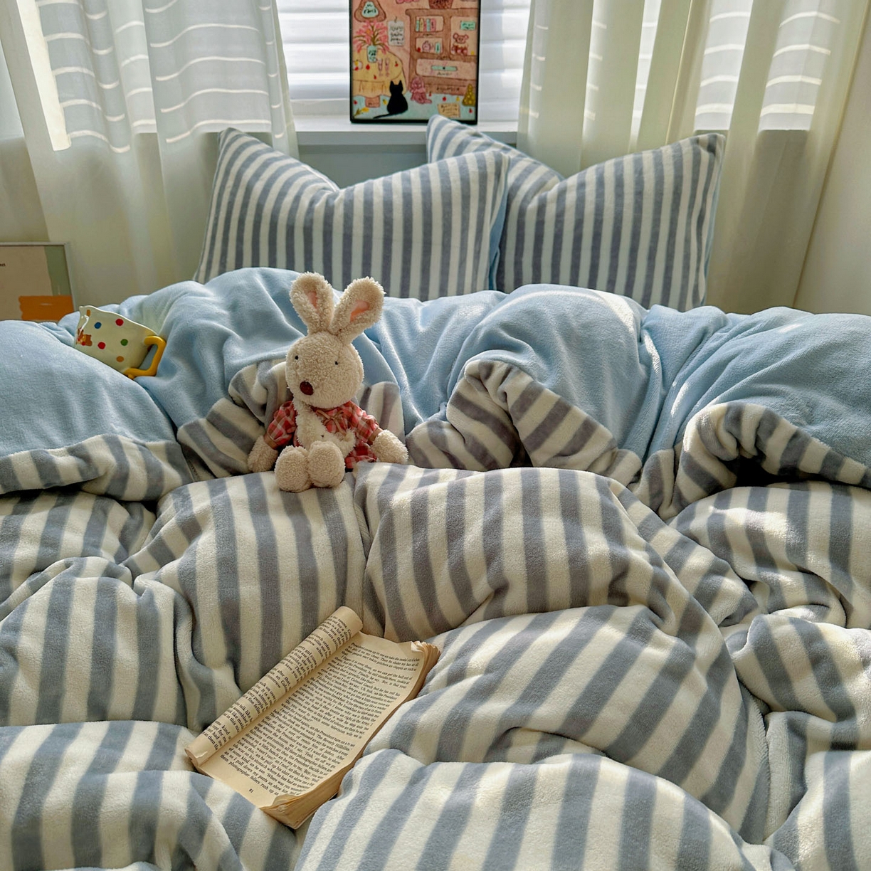 91家纺网 家纺一手货源 找家纺 繁花家居 2025新款条纹系列牛奶绒四件套 灰烬乐谱