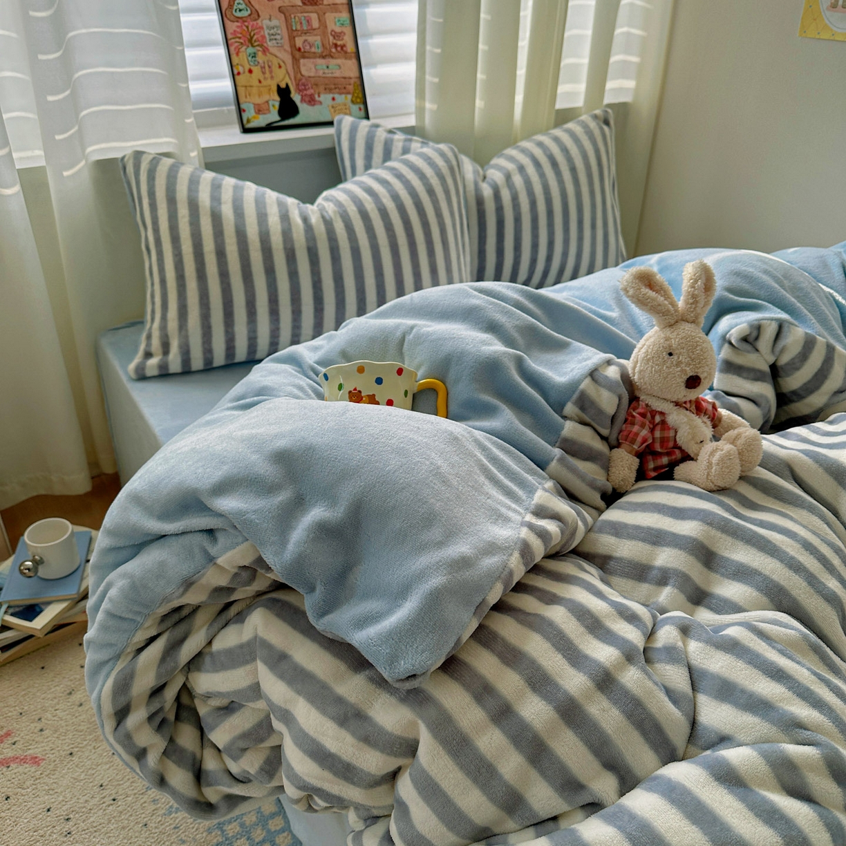 91家纺网 家纺一手货源 找家纺 繁花家居 2025新款条纹系列牛奶绒四件套 灰烬乐谱