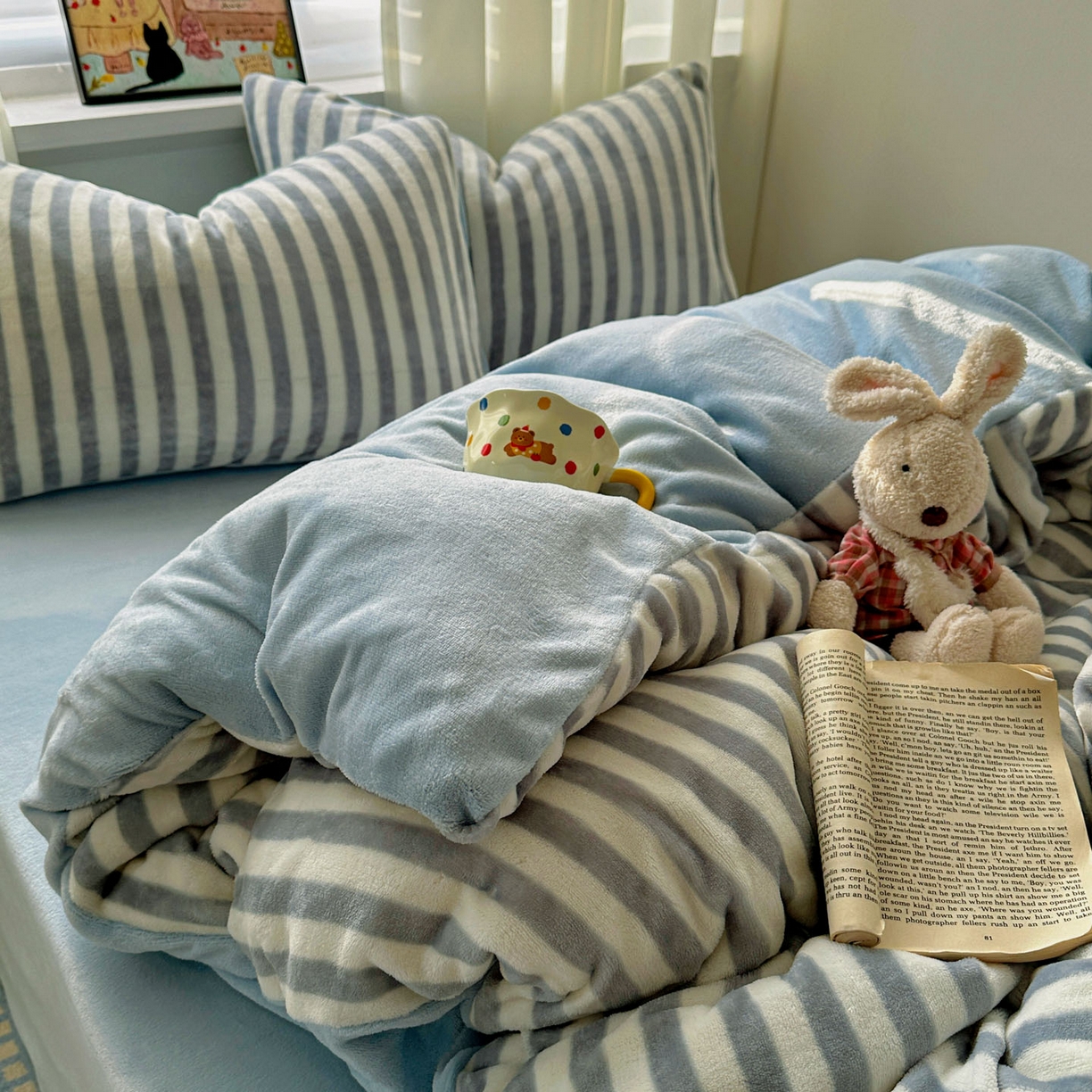 91家纺网 家纺一手货源 找家纺 繁花家居 2025新款条纹系列牛奶绒四件套 灰烬乐谱