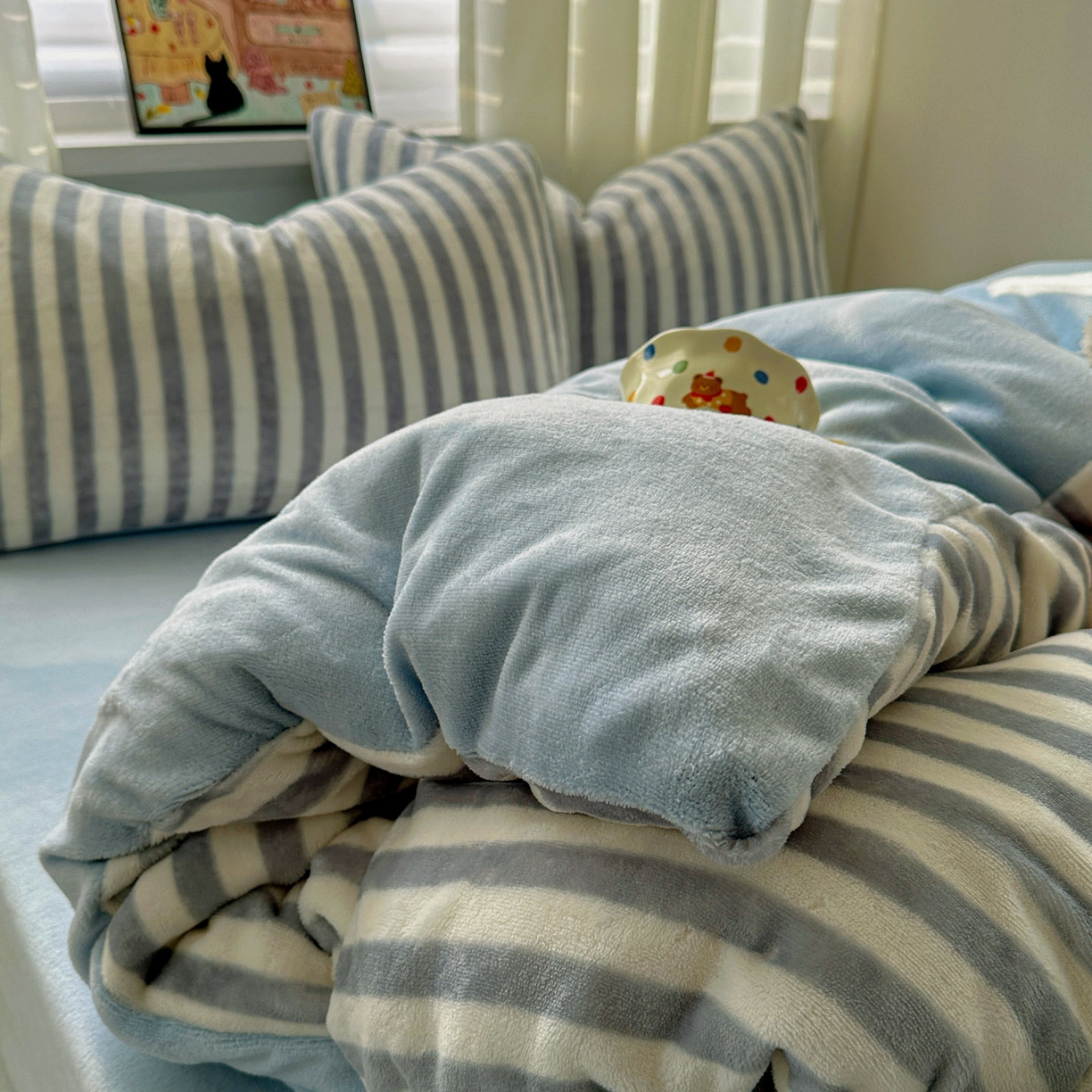 91家纺网 家纺一手货源 找家纺 繁花家居 2025新款条纹系列牛奶绒四件套 灰烬乐谱