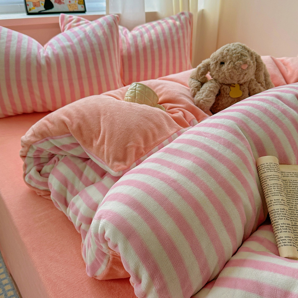 91家纺网 家纺一手货源 找家纺 繁花家居 2025新款条纹系列牛奶绒四件套 蜜豆粉条