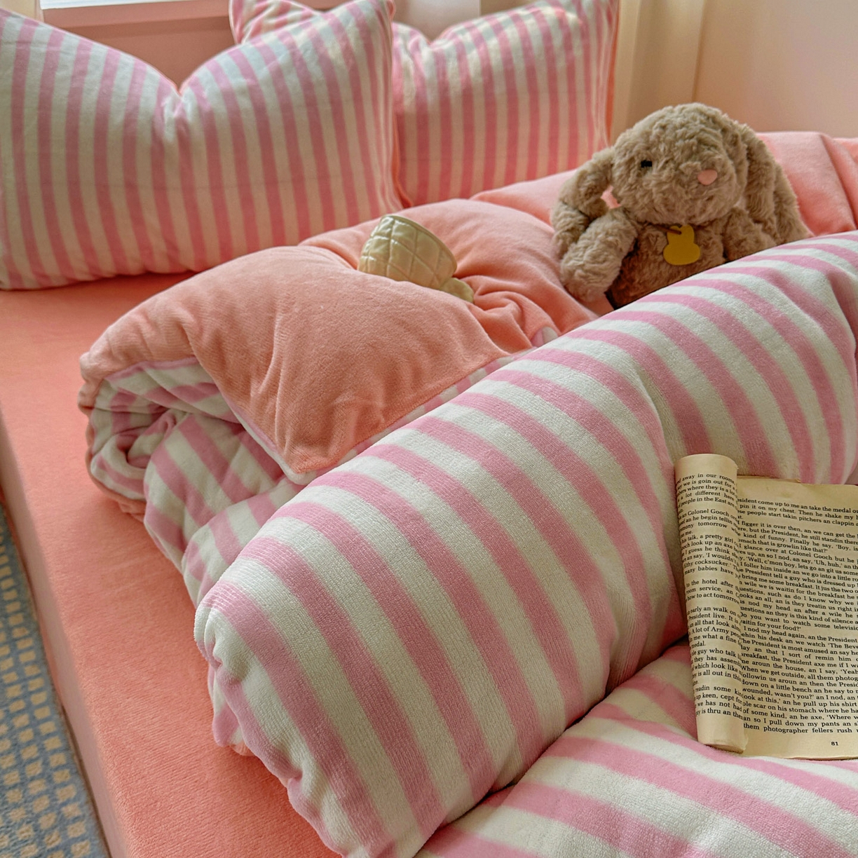 91家纺网 家纺一手货源 找家纺 繁花家居 2025新款条纹系列牛奶绒四件套 蜜豆粉条