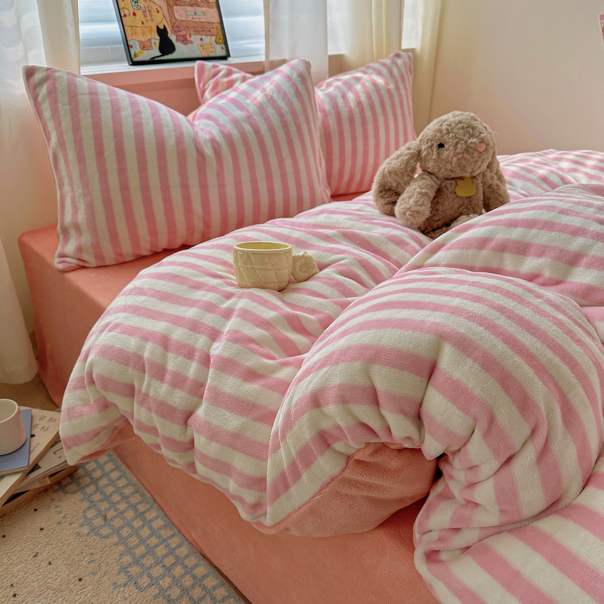 91家纺网 家纺一手货源 找家纺 繁花家居 2025新款条纹系列牛奶绒四件套 蜜豆粉条